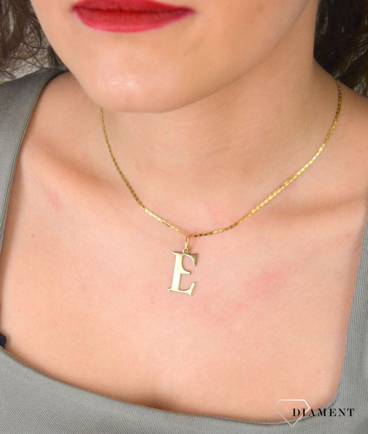 Złota zawieszka Literka E 2cm  Wisiorek został wykonany z najwyższej jakości złota próby 585. Złoto to jeden z najpopularniejszych kruszców, cenione przez kobiety na całym świecie1.jpg